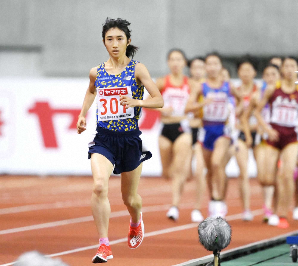女子1500メートル予選　力走する田中希実（手前）