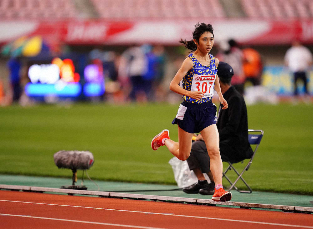 女子1500メートル予選、独走する田中希実（撮影・小海途　良幹）