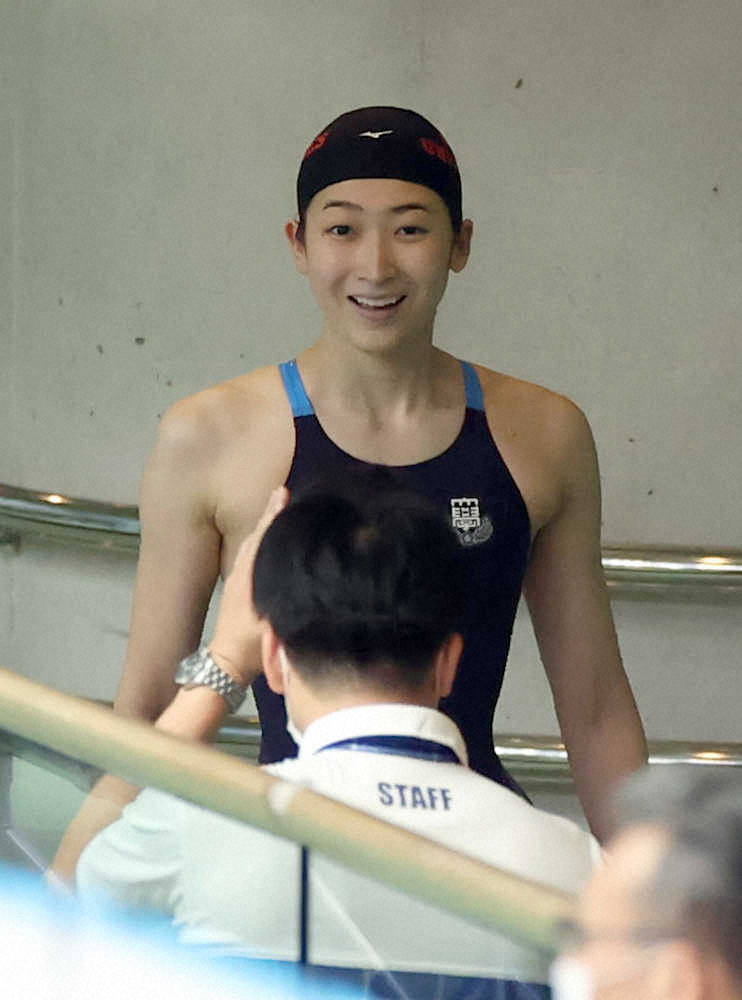 ＜第96回日本学生選手権水泳競技大会＞競泳女子50メートル自由形・決勝　レースを終え、引き揚げる際に笑顔を見せる池江璃花子（代表撮影）