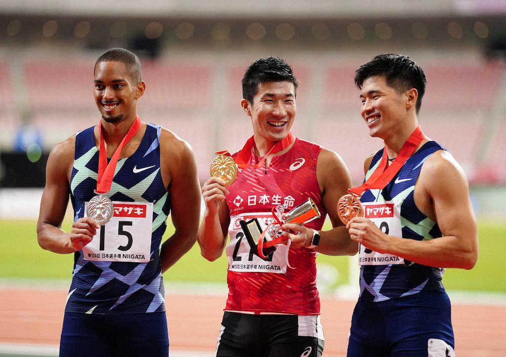 ＜日本陸上第2日＞男子100メートル決勝、表彰式で並ぶ（左から）2位のケンブリッジ飛鳥、優勝した桐生祥秀、3位の小池祐貴（撮影・小海途　良幹）