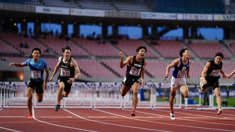 男子110メートル障害決勝、高山峻野（左から2人目）を抑え優勝した金井大旺（同3人目）は雄たけびを上げる