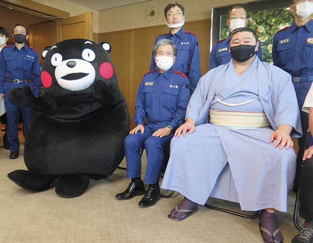 熊本県庁を訪れ、「くまモン」（左）、蒲島郁夫知事（中央）と記念撮影する正代