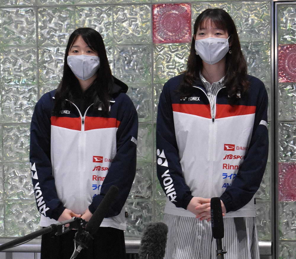 成田空港で取材に応じるバドミントン女子ダブルスの永原（左）、松本組