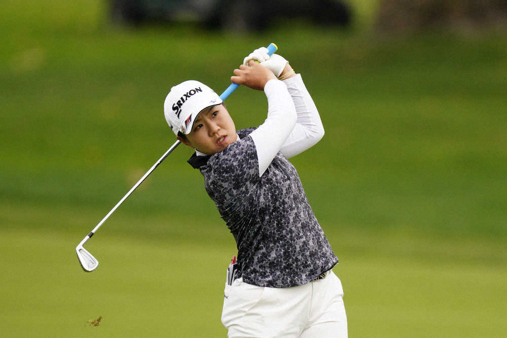 【画像・写真】<全米女子プロ選手権第3日>12番でショットを放つ畑岡(AP)