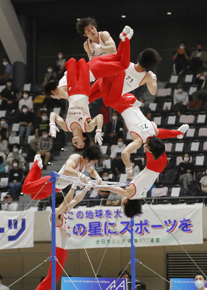 9月に行われた全日本選手権の鉄棒で、H難度の離れ技「ブレトシュナイダー」に挑んだ内村の連続合成写真（右下から反時計回り）