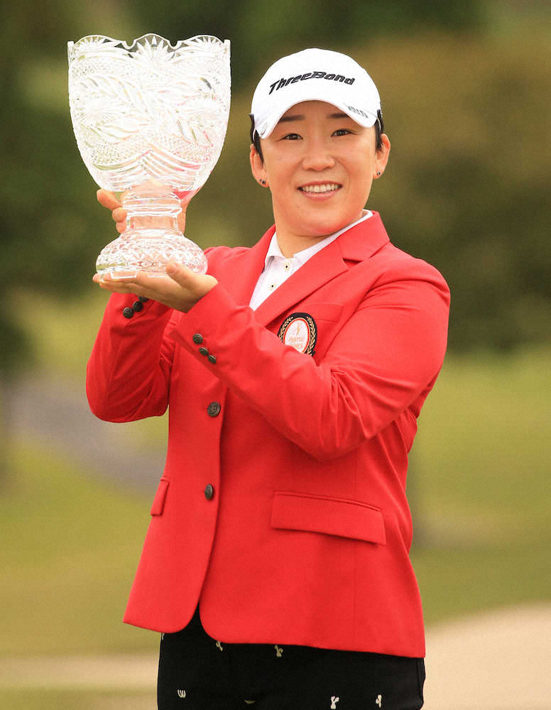 【画像・写真】申ジエが逆転優勝　国内ツアー通算25勝目、最速10億円突破「最後まで集中できた」富士通L