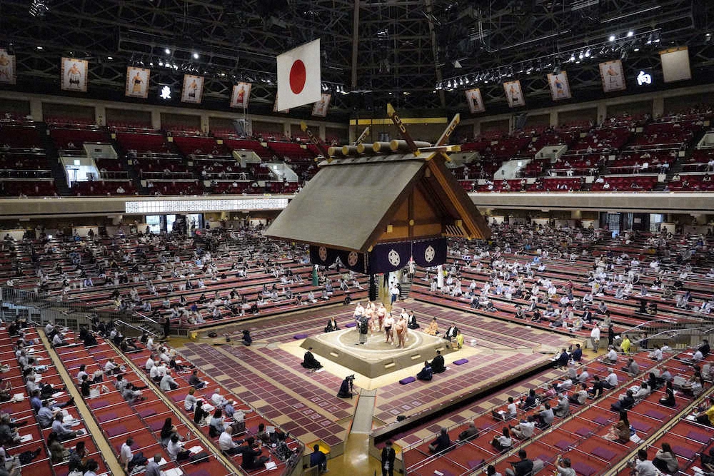 9月の大相撲秋場所初日に協会あいさつを行う日本相撲協会の八角理事長ら。この場所までは2場所続けて観客数の上限は1日当たり約2500人だった