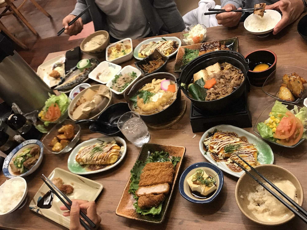 世界のトップで活躍する韓国選手と斎藤トレーナーが4人で食事をした時の料理。必要な栄養を補給するために海外の選手はこれだけの量を一度に食べる。
