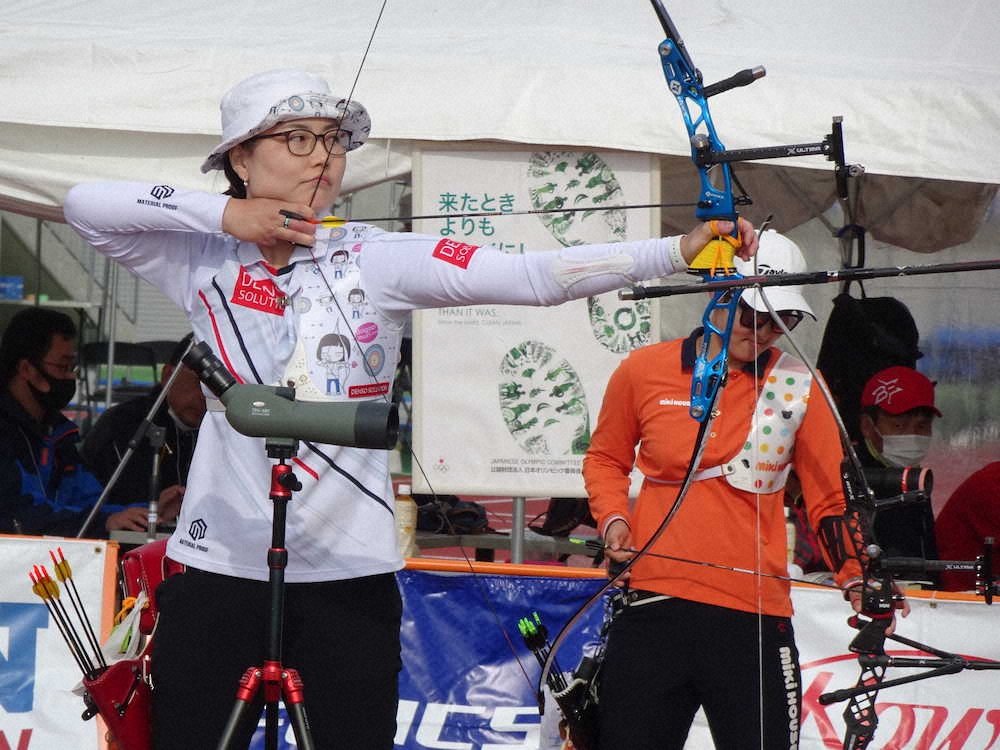 ＜アーチェリー全日本選手権・女子リカーブ＞早川漣（左）は決勝で杉本智美に勝ち3度目の優勝をした