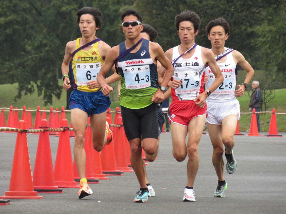 3区で区間4位と力走した東京五輪男子マラソン代表の中村（左から3人目）　　　　　　　　　　　　　　　　　　　　　　　　　　　　　　　