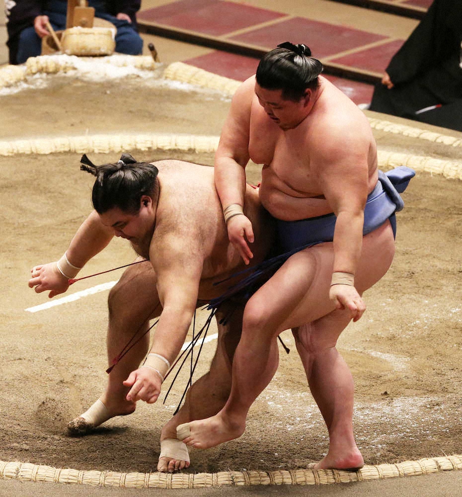 大相撲11月場所3日目、突き落としで高安を破った正代（右）