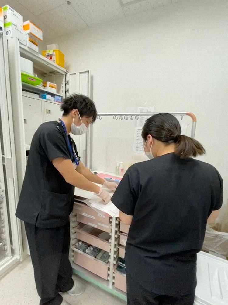 三重県桑名市総合医療センターの集中治療室（ICU）に勤務する米村（左）（ヴィアティン三重提供）