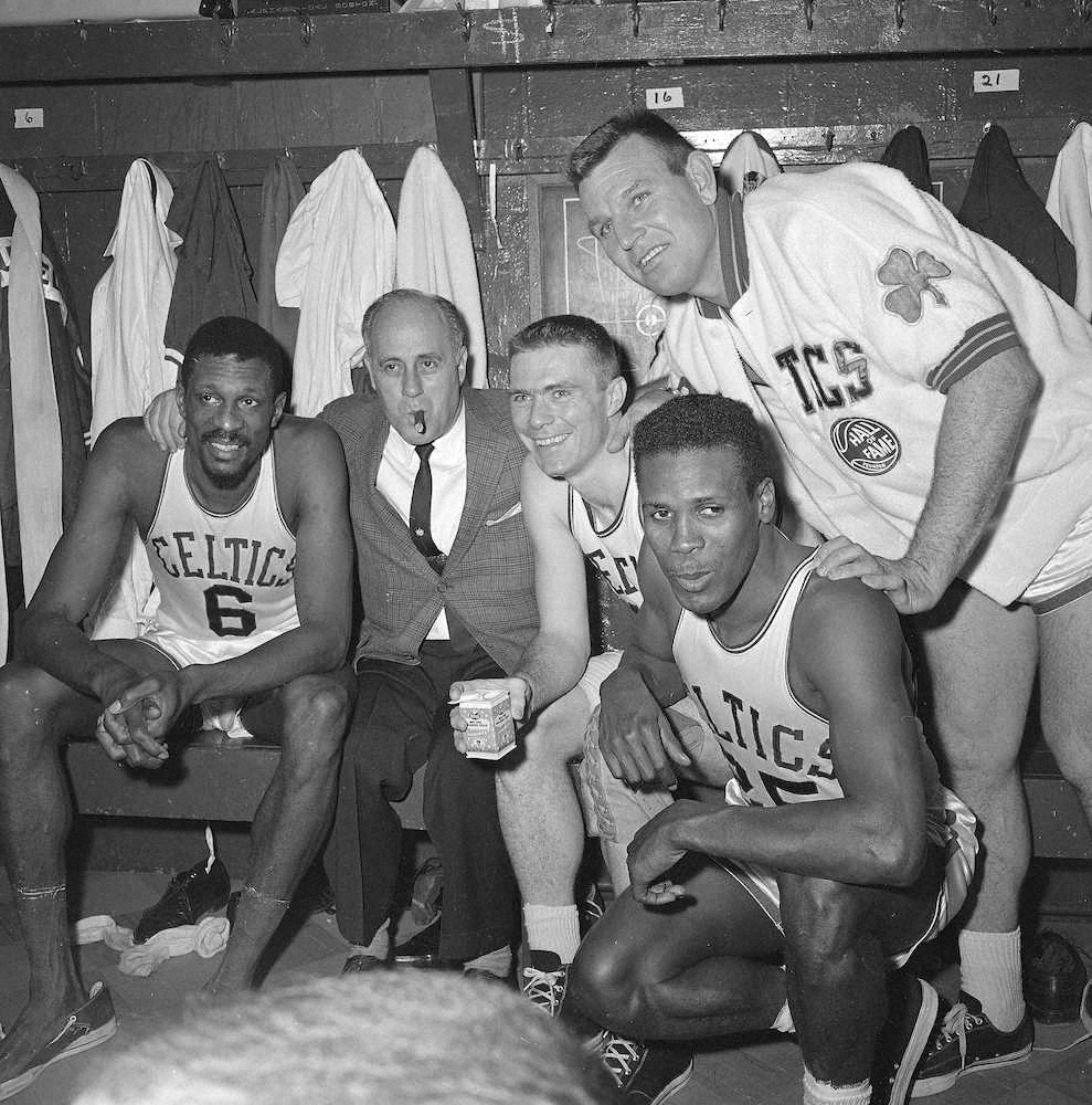 1964年に東地区決勝を制したときのトミー・ハインソン氏（中央）。左はビル・ラッセル、その横はレッド・アウアーバック監督。右端はK･C・ジョーンズ（AP）