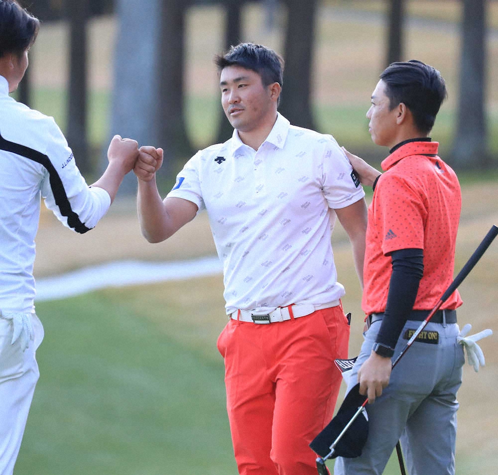 【画像・写真】ハプニングなんの!小斉平　テレビ中継用やぐらに乗っても幸運パー、66で首位浮上