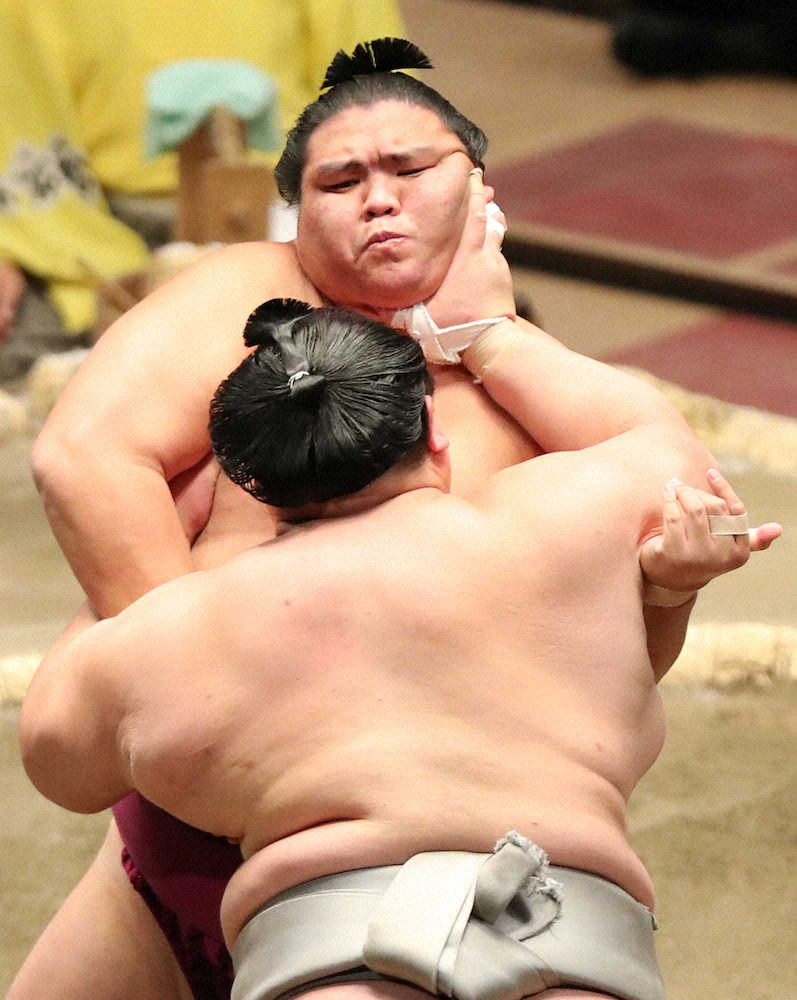 【画像・写真】北勝富士（手前）の攻めに耐える御嶽海（撮影・吉田　剛）