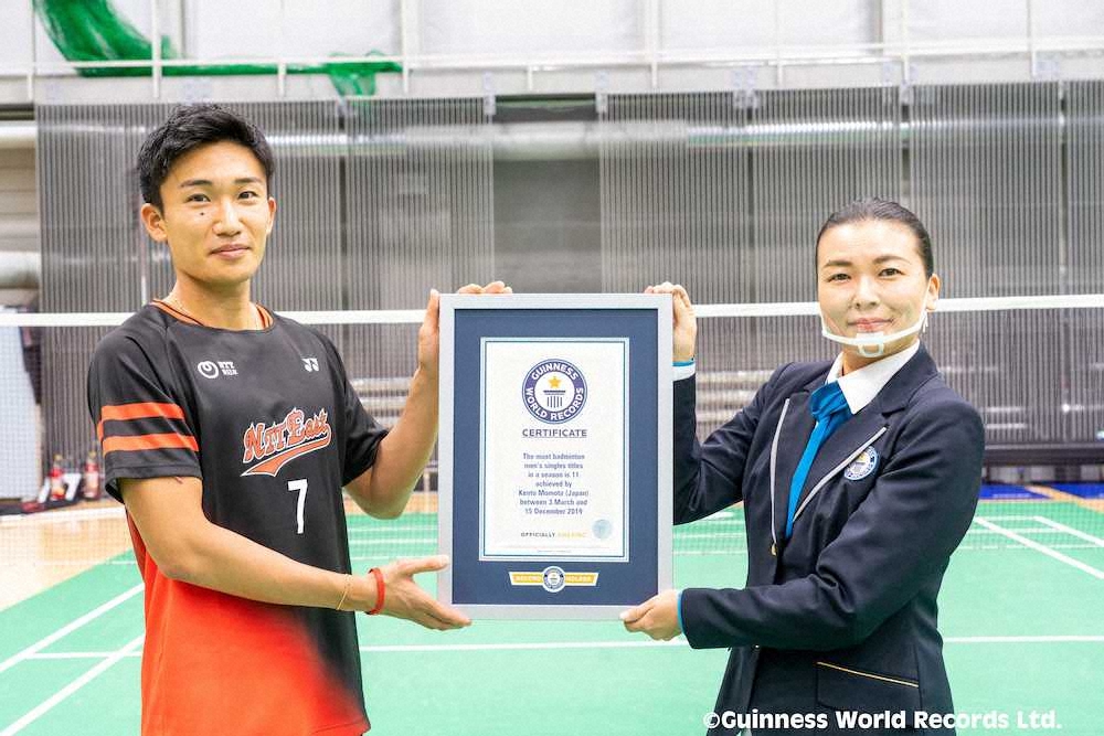 年間11勝というギネス記録の認定証を受け取る桃田（C)Guinness　World　Records　Ltd.