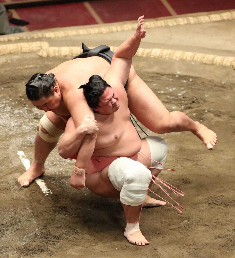 【画像・写真】珍手「後ろもたれ」で9勝目の宇良、場内どよめきと拍手　それでも「自分の思惑通りでは…」