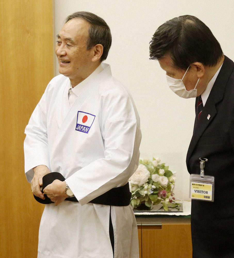 【画像・写真】菅首相、9段位にニコニコ　空手道連盟・笹川会長から授与