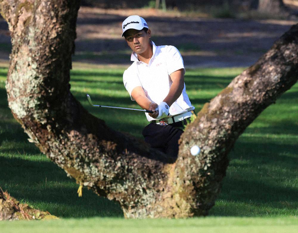 【画像・写真】“大学生ルーキー”石坂、3戦目V見えた！初の最終組緊張…17番ダボも首位キープ