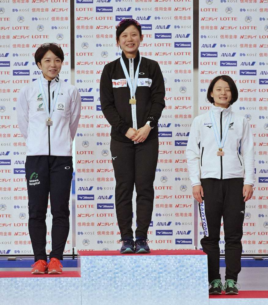 女子1000メートルの表彰台に上がる（左から）2位の小平奈緒、優勝した高木美帆、3位の山田梨央（代表撮影）