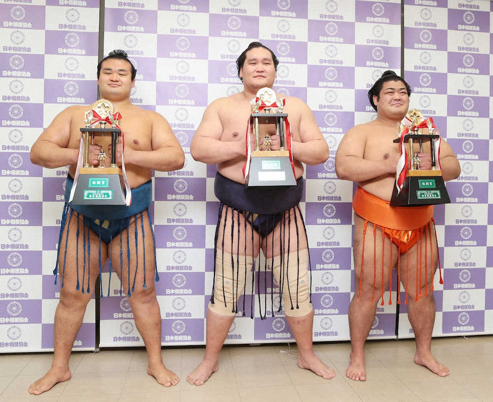 【画像・写真】千代の国　平常心保った!10勝到達で2度目の敢闘賞「来年は三役に上がりたい」