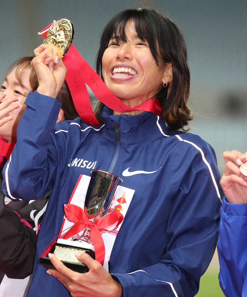 ＜陸上日本選手権長距離種目　　女子10000メートル＞メダルを手に笑顔の新谷仁美（撮影・北條　貴史）