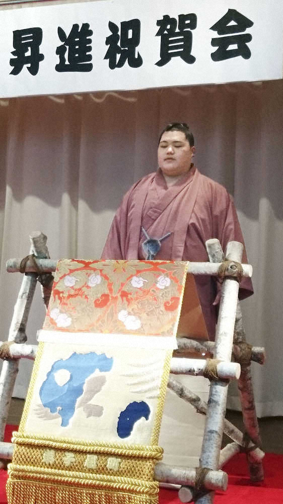 【画像・写真】王鵬　新化粧まわしに気合新た！祖父・大鵬の故郷から贈呈