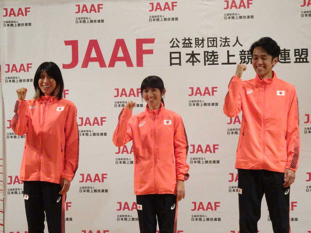 東京五輪代表を決めた（左から）新谷仁美、田中希実、相沢晃は日本選手権から一夜明けて大阪市内で会見に臨んだ