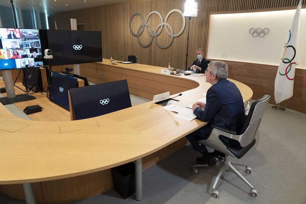 オンライン形式のIOC理事会に出席したバッハ会長（手前）（IOC提供）