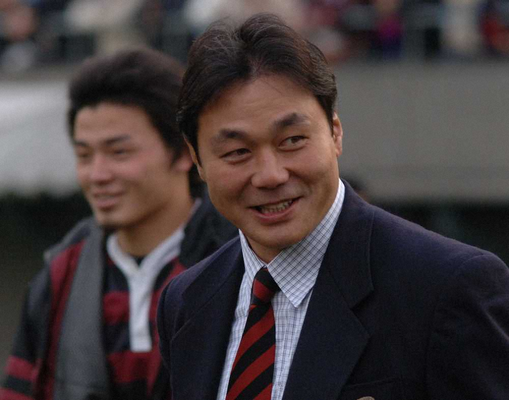 05年の早慶戦で対抗戦優勝を決め、笑顔がこぼれる早稲田大学・清宮監督（右）とFB五郎丸
