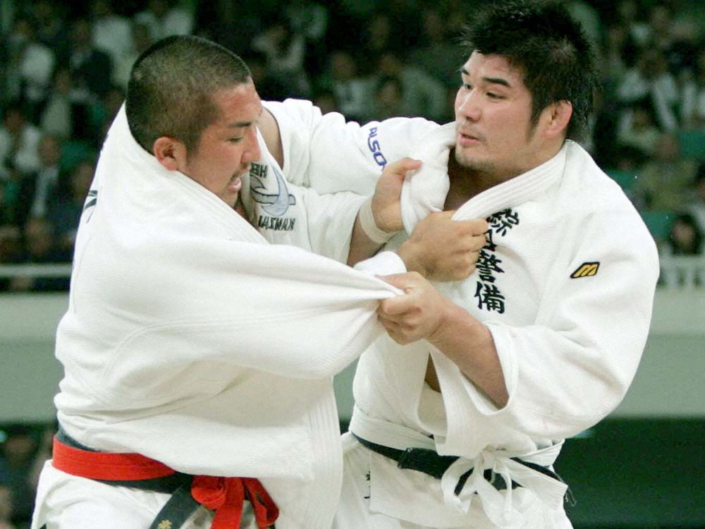 <2004年、全日本柔道選手権決勝>熱戦を展開する井上康生（右）と鈴木桂治