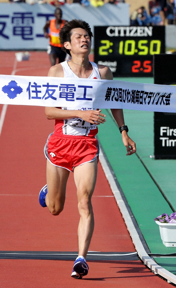 【画像・写真】18年のびわ湖毎日マラソンで７位でフィニッシュする中村匠吾