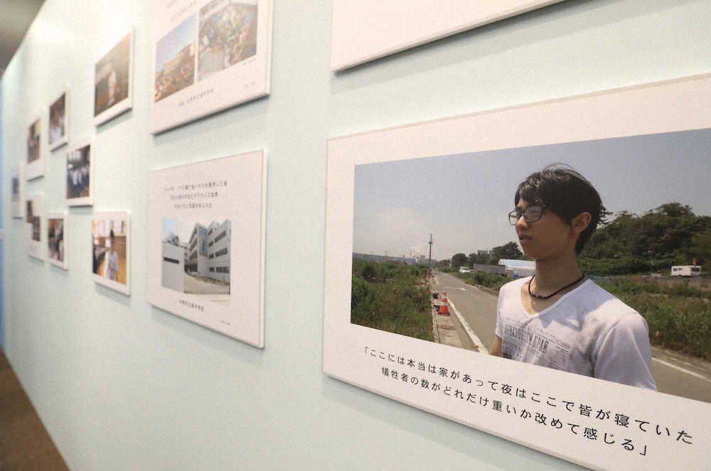 羽生自身が被災した東北を訪れた写真パネルが多数展示されている