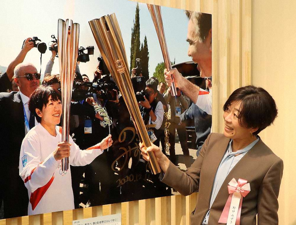 【画像・写真】野口みずきさん、五輪開催願い“トーチキス”　報道写真展でテープカット