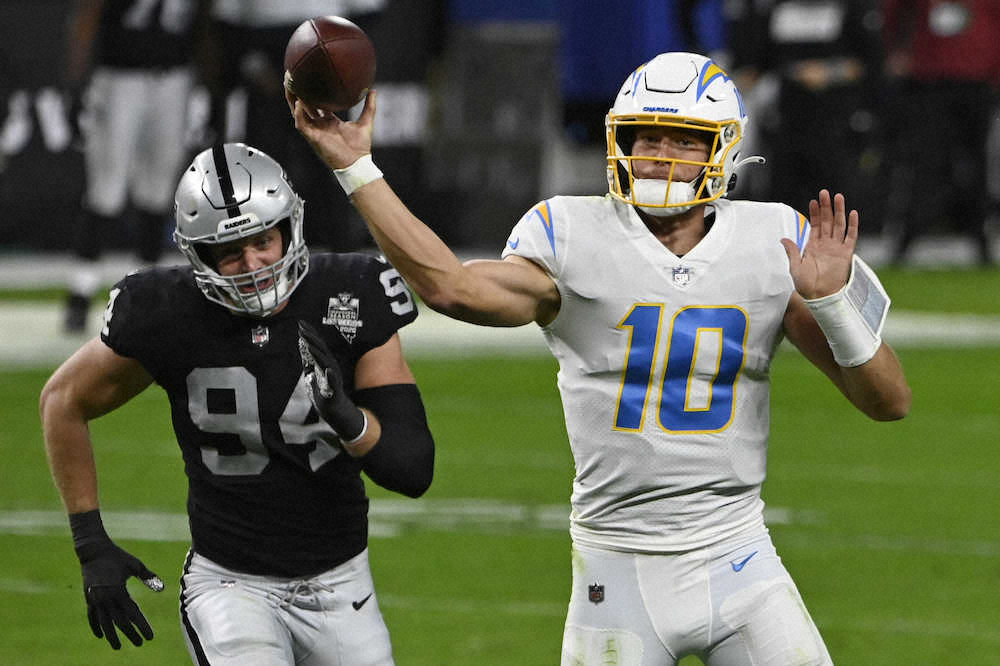 【画像・写真】レイダースがチャージャーズに苦杯　プレーオフ争いから後退　QBカーは負傷退場
