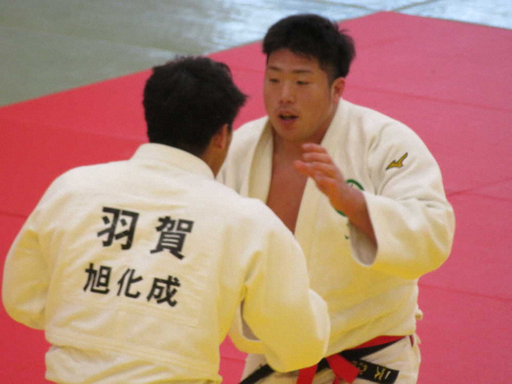 ＜柔道全日本選手権＞3回戦で羽賀（左）に敗れた影浦