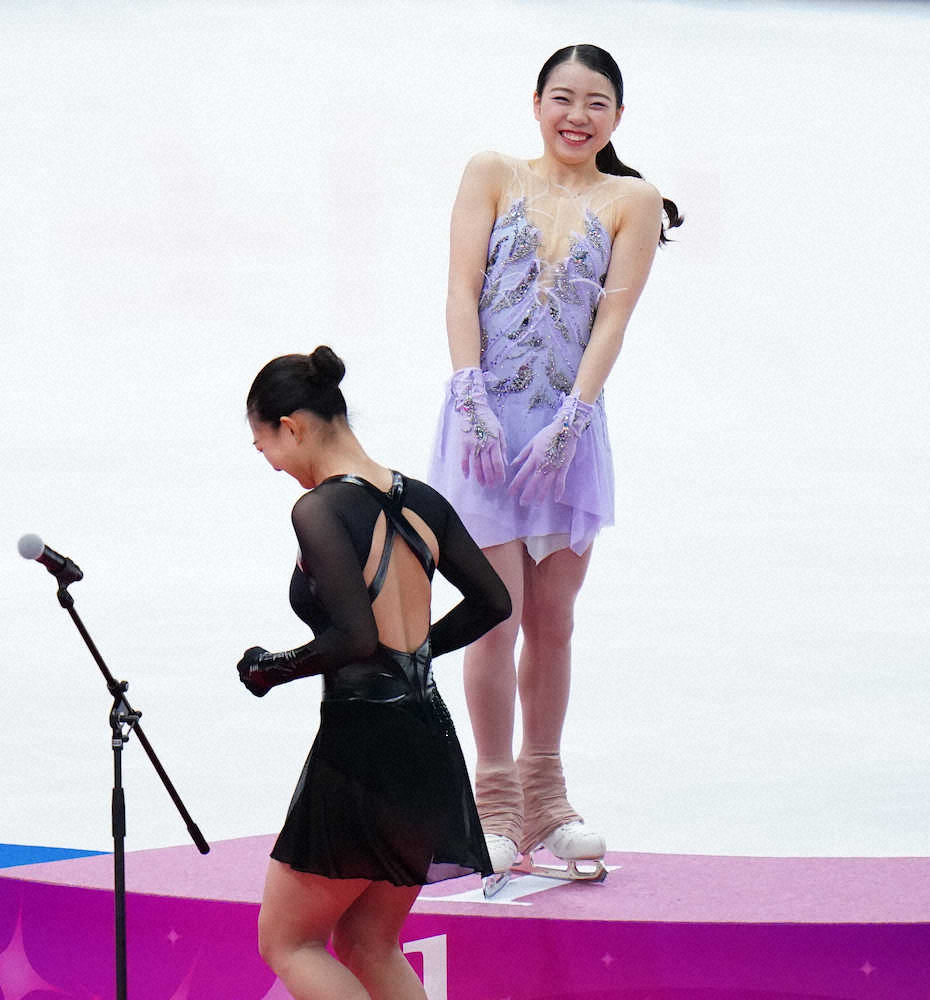 ＜全日本フィギュアスケート選手権最終日＞表彰台の上で笑顔を見せる紀平梨花（右）と坂本花織（代表撮影）