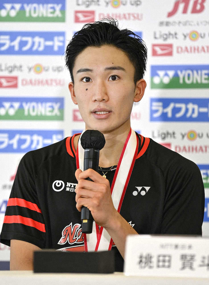 男子シングルスで優勝し、記者の質問に答える桃田賢斗