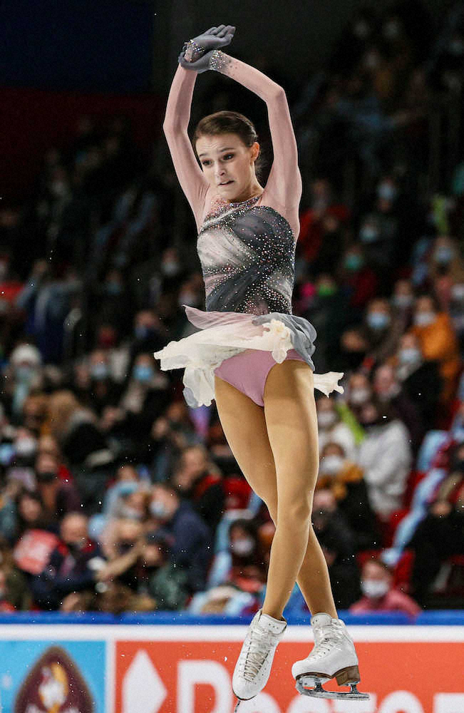 ロシア選手権女子フリーでジャンプするアンナ・シェルバコワ