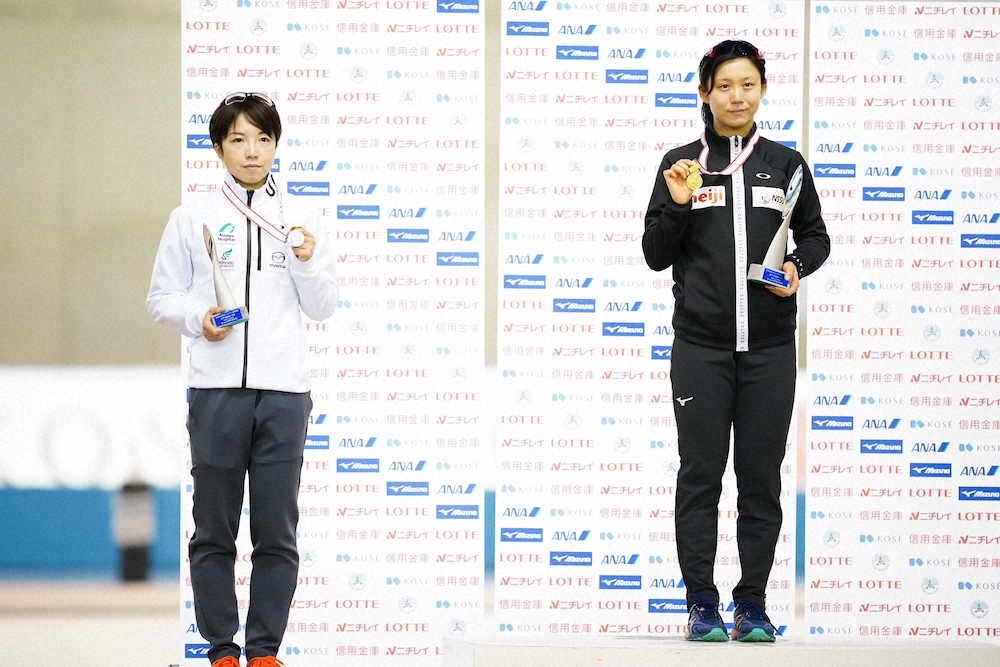 ＜全日本スピードスケート選手権＞女子500メートル表彰で2位の小平奈緒（左）と1位の高木美帆（撮影・会津　智海）