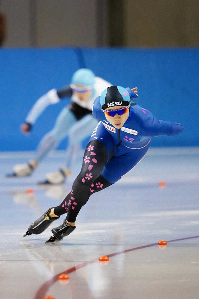 ＜第88回全日本スピードスケート選手権大会　2日目＞女子1000メートルで優勝した高木美帆（左は2位の山田梨央）（撮影・会津　智海）