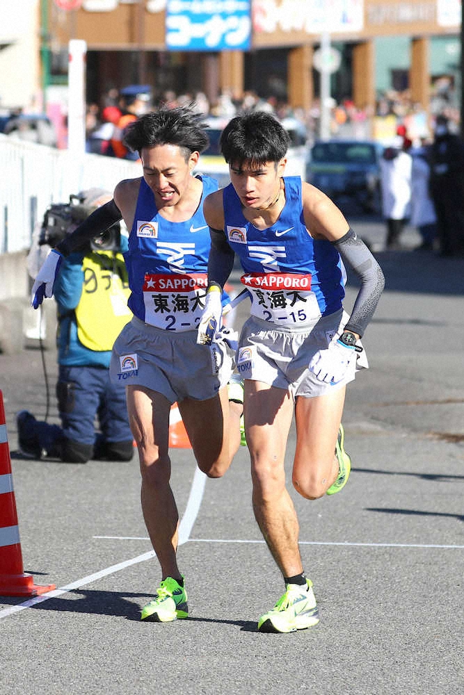 【画像・写真】【箱根駅伝3区】東海大・石原がトップでタスキリレー、次いで創価大、駒大