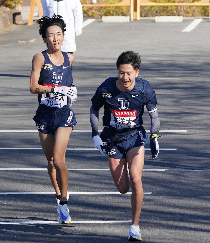 【画像・写真】【箱根駅伝5区】創価大・三上がトップでゴール、2分14秒差で東洋大・宮下