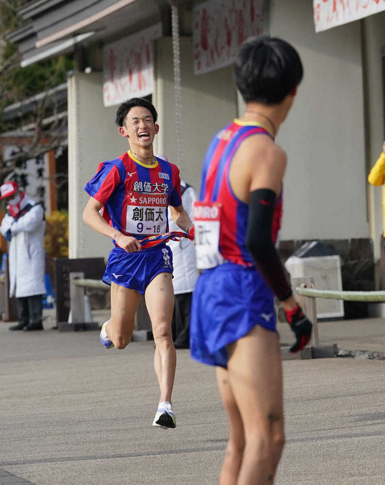 箱根駅伝6区 創価大 浜野がトップでタスキリレー 区間賞は駒大 花崎が獲得 スポニチ Sponichi Annex スポーツ