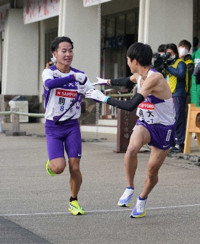 箱根駅伝6区 駒大 花崎が区間賞で首位の創価大猛追 2分21秒差を1分8秒差まで詰める スポニチ Sponichi Annex スポーツ