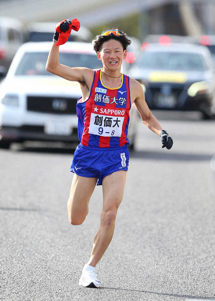 【画像・写真】【箱根駅伝8区】創価大がトップでタスキリレー、続いて1分28秒差で駒大　3位は東洋大