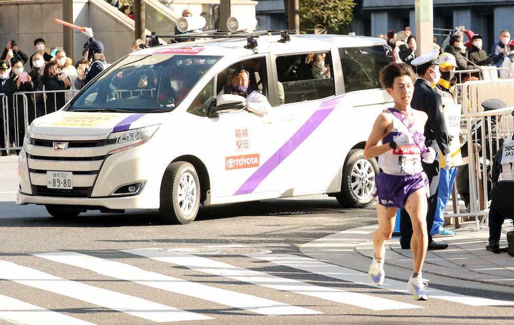 【画像・写真】鮮やか逆転劇　駒大の10区・石川「来季は全部の駅伝でゴールテープを切りたい」
