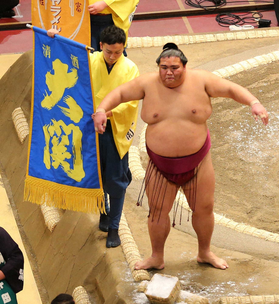 【画像・写真】清酒・大関の懸賞の横で気合を入れる御嶽海（撮影・木村　揚輔）