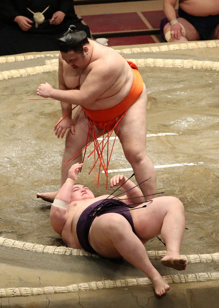 【画像・写真】大鵬の孫・王鵬　十両初勝利はお預け「体重を乗せきれなかった」