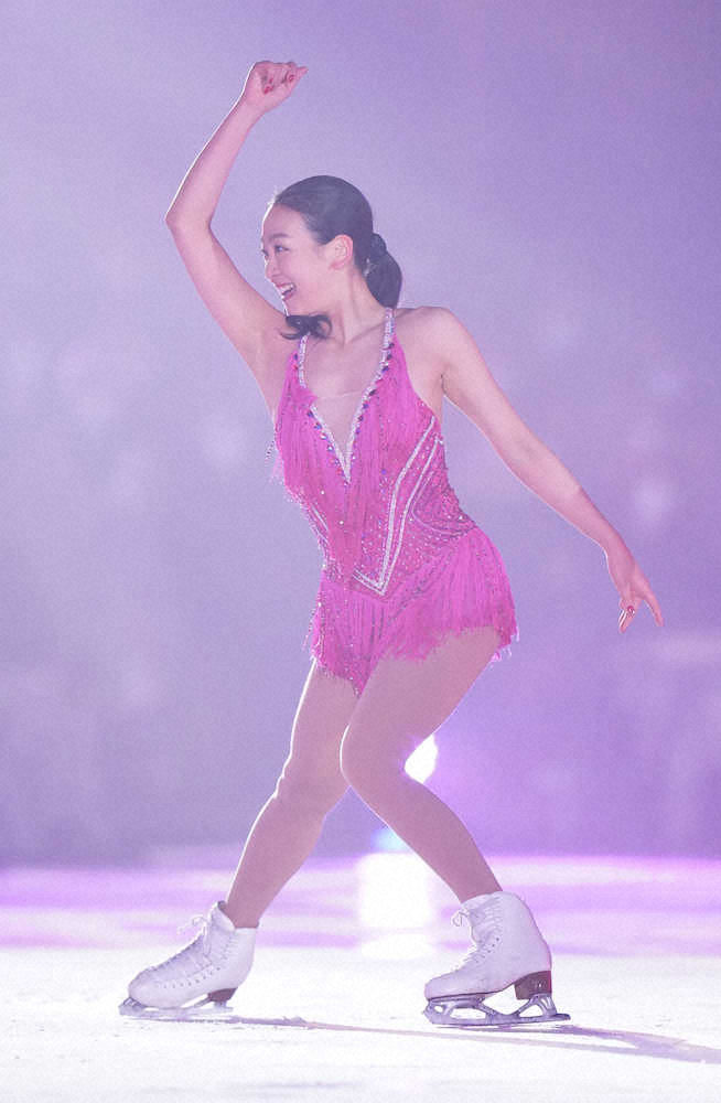 【画像・写真】真央さん　アイスショーで21年初滑り、ファン拍手に「胸がいっぱい」